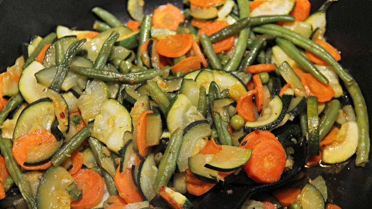 Calabacín salteado con taquitos de pavo.