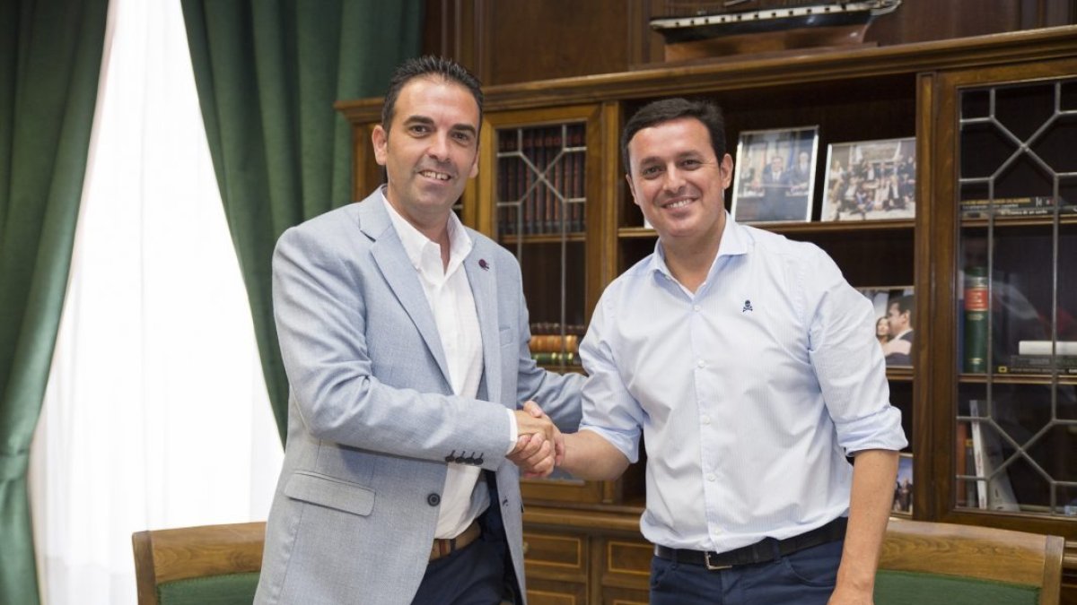 El presidente de la Diputación, junto al alcalde de Antas, Pedro Ridao.