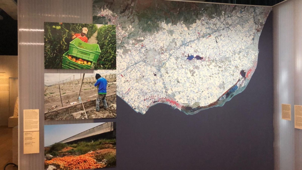 Panel sobre los invernaderos de Almería en un museo francés. Foto de Gabriele Gianuzzi.