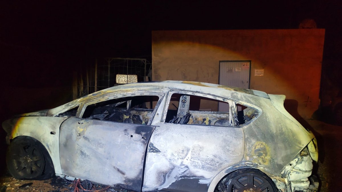 Imagen de uno de los coches quemados.