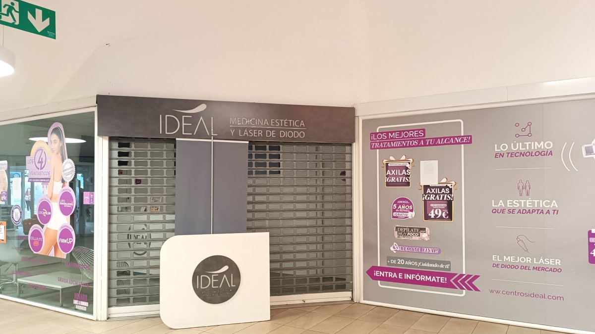 Imagen del Centro de Estética Ideal Almería tras cerrar definitivamente sus puertas.