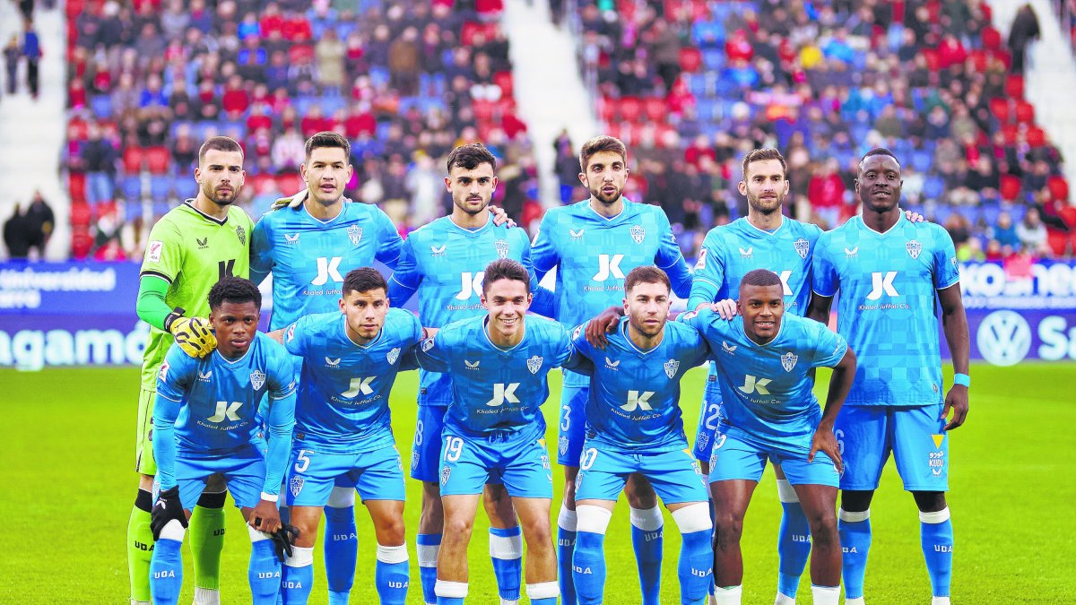 El once del Almería con Maximiano, César Montes, Pubill, Édgar, Baptistao y Lopy (arriba), y Ramazani, Robertone, Arribas, Embarba y Akieme (agac