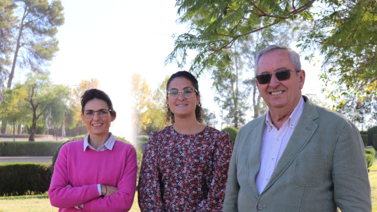 María Benlloch González, Inmaculada Martos García y Ricardo Fernández Escobar, investigadores del grupo Arboricultura del Departamento de Agrono