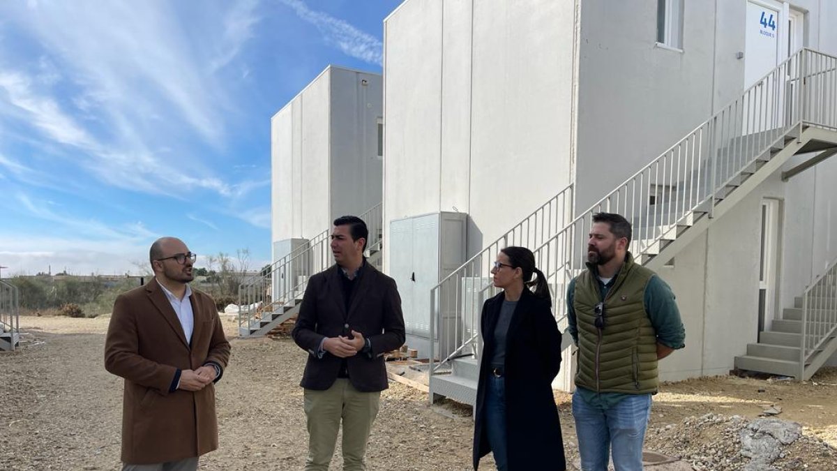 Alcalde y ediles visitan los alojamientos en construcción.