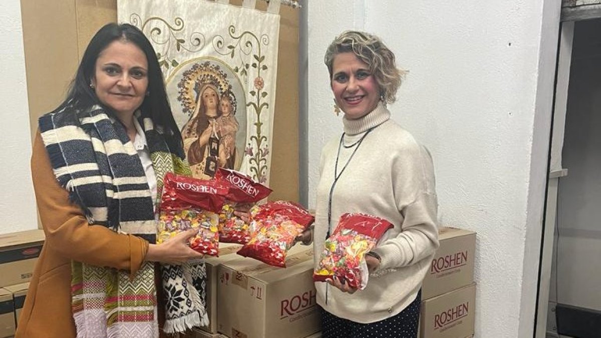 La edil de festejos entrega los caramelos a la presidenta de la Hermandad.