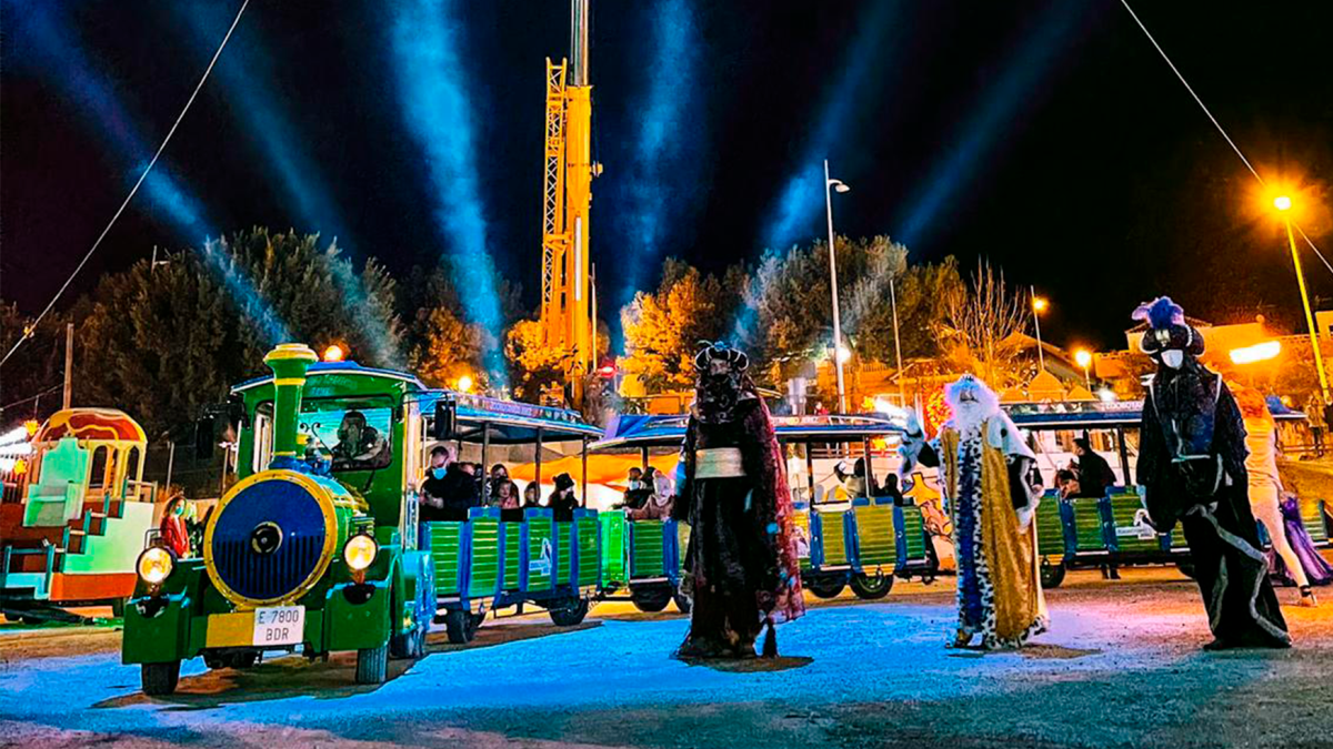 Sus Majestedes los Reyes Magos de Oriente un una visita anterior a Vícar.