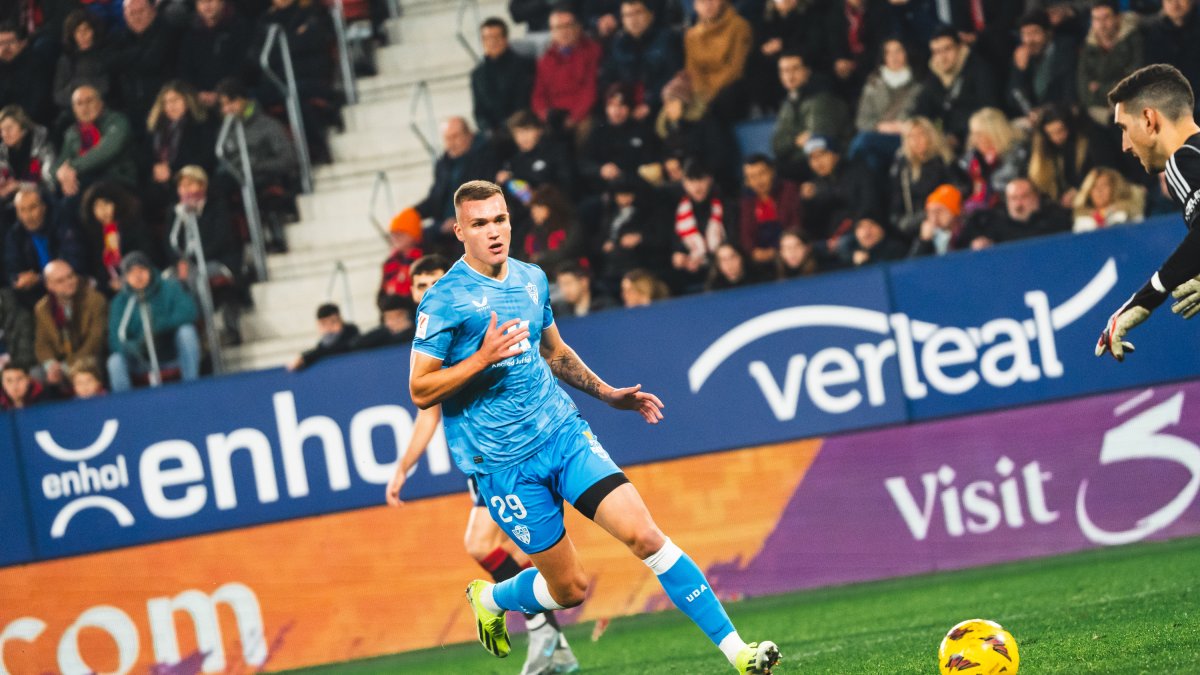 El delantero serbio en el Osasuna-Almería.