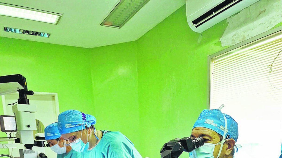 Dr. Joaquín Fernández junto al resto del equipo realizando una intervención de Cataratas en Cabo Verde.