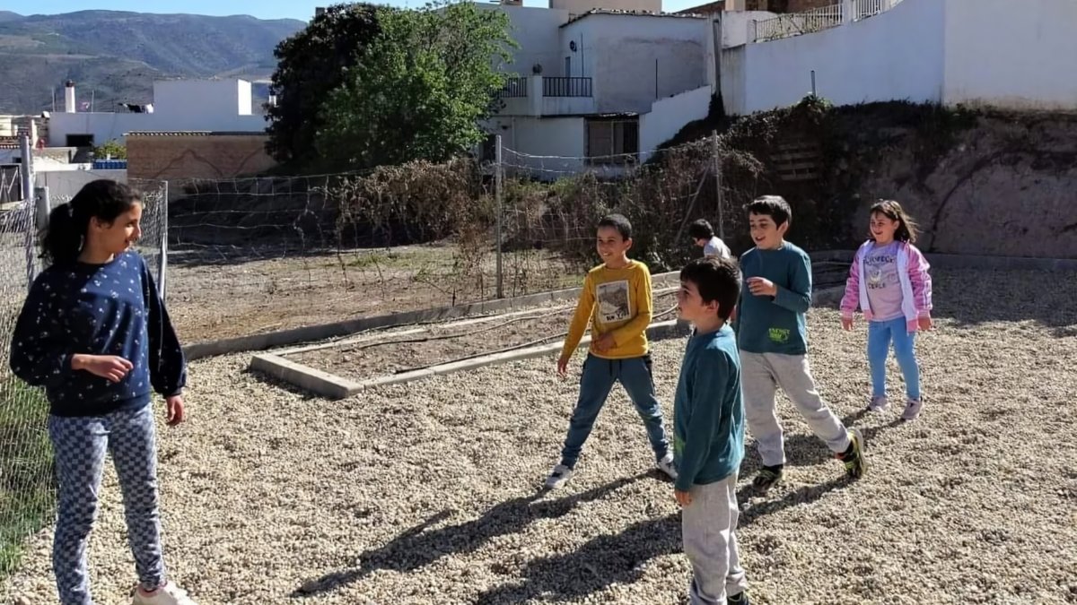 Menores jugando en Almócita.