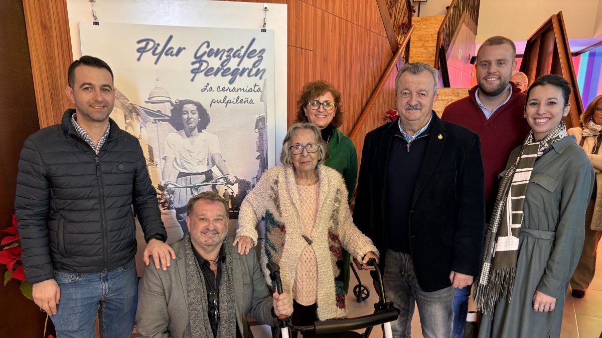 Alcalde y concejales de Pulpí en la inauguración de la artista pulpileña, Pilar González.