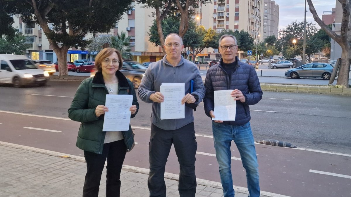 Vecinos de Nueva Andalucía junta a la Avenida del Mediterráneo.