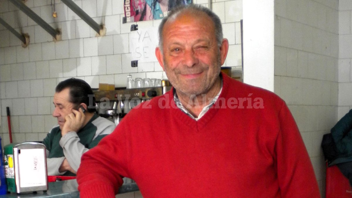 Juanico Ros en una barraca de la Plaza de Pavía, donde acudía a diario a encontrarse con la gente.