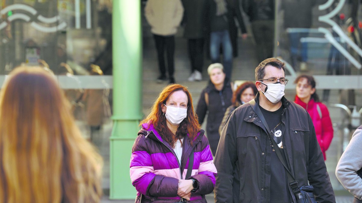 Gente con mascarillas en una imagen de archivo.