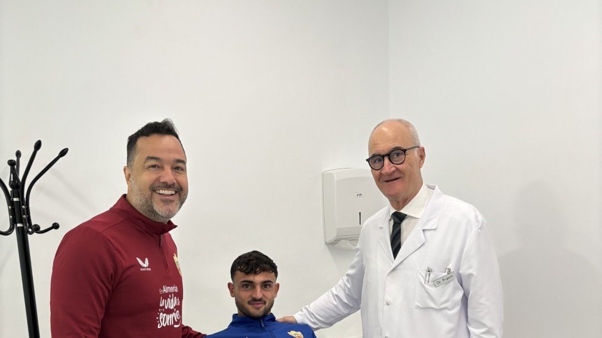 El lateral Pubill con los doctores Pedro Luis Ripoll y Diego Maziel.