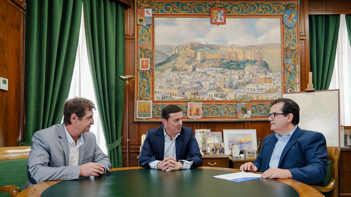 El presidente de Diputación, junto al diputado de Fomento y el alcalde de Oria.