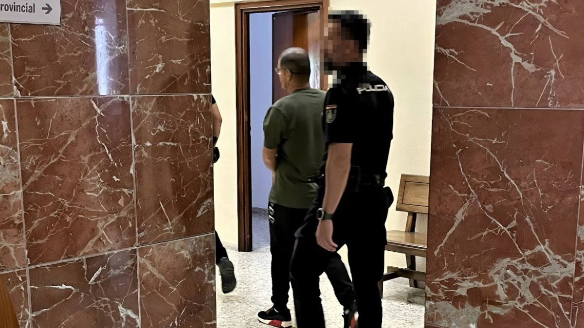 Archivo del presunto asesino escoltado en el juicio.