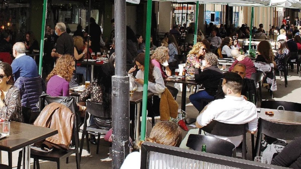 Archivo de terrazas llenas en la Capital.