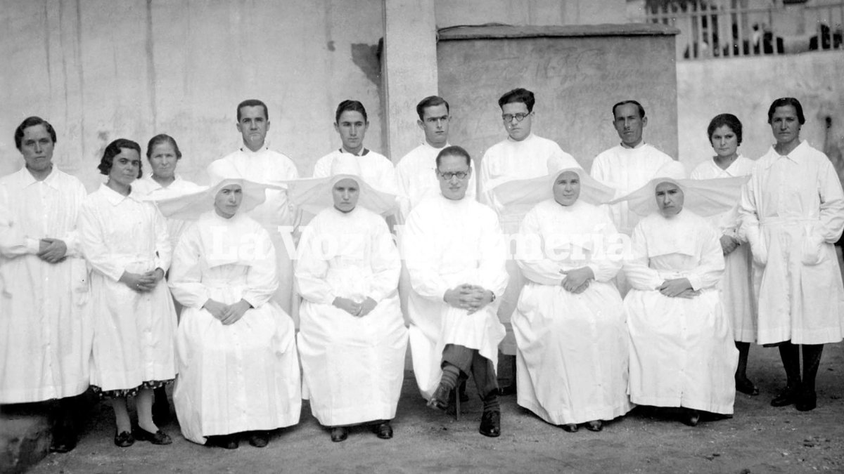 En el centro de la imagen, con sus gafas redondas, el doctor don José Arigo Jímenez junto al personal que atendía en el Manicomio.