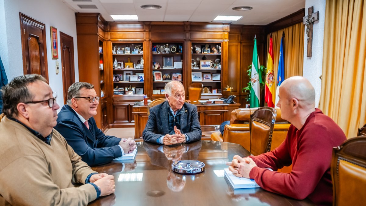 Un instante de la reunión mantenida entre Gabriel Amat y José Luis Martínez Donoso.