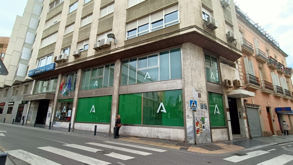 Imagen de Fran Luque de la fachada de la sede del IAJ.