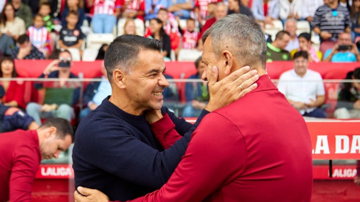 Míchel y Ferreira saludándose en Montilivi el pasado 22 de octubre. Ganó el Girona por 5-2.