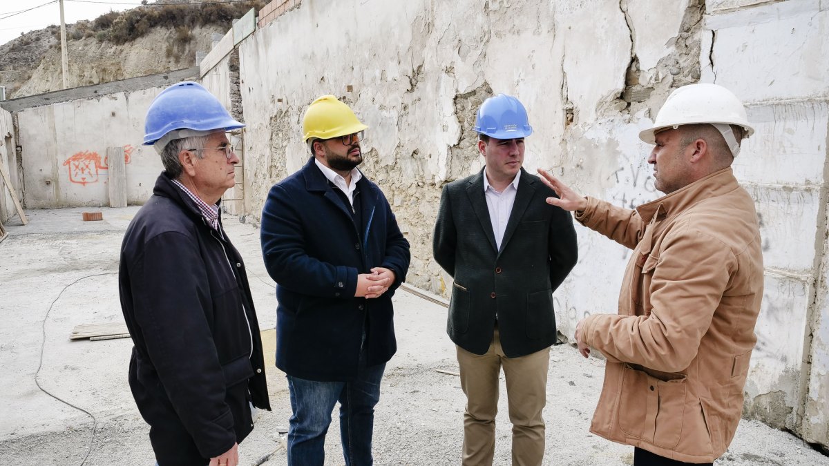 El alcalde de Zurgena acompaña a los vicepresidentes a conocer el estado de las obras.