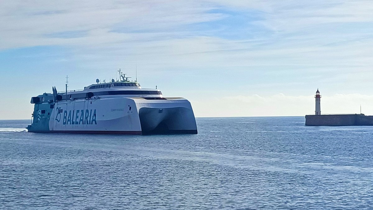 El espectacular ferry rápido de Balearia entrando al Puerto de Almería.