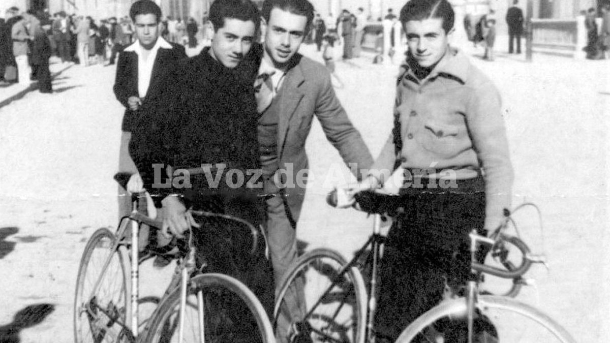 Bernardo Vizcaíno (de negro), junto a sus amigos Plaza y Alberto Díaz en la Puerta de Purchena. F. Díaz Gálvez.