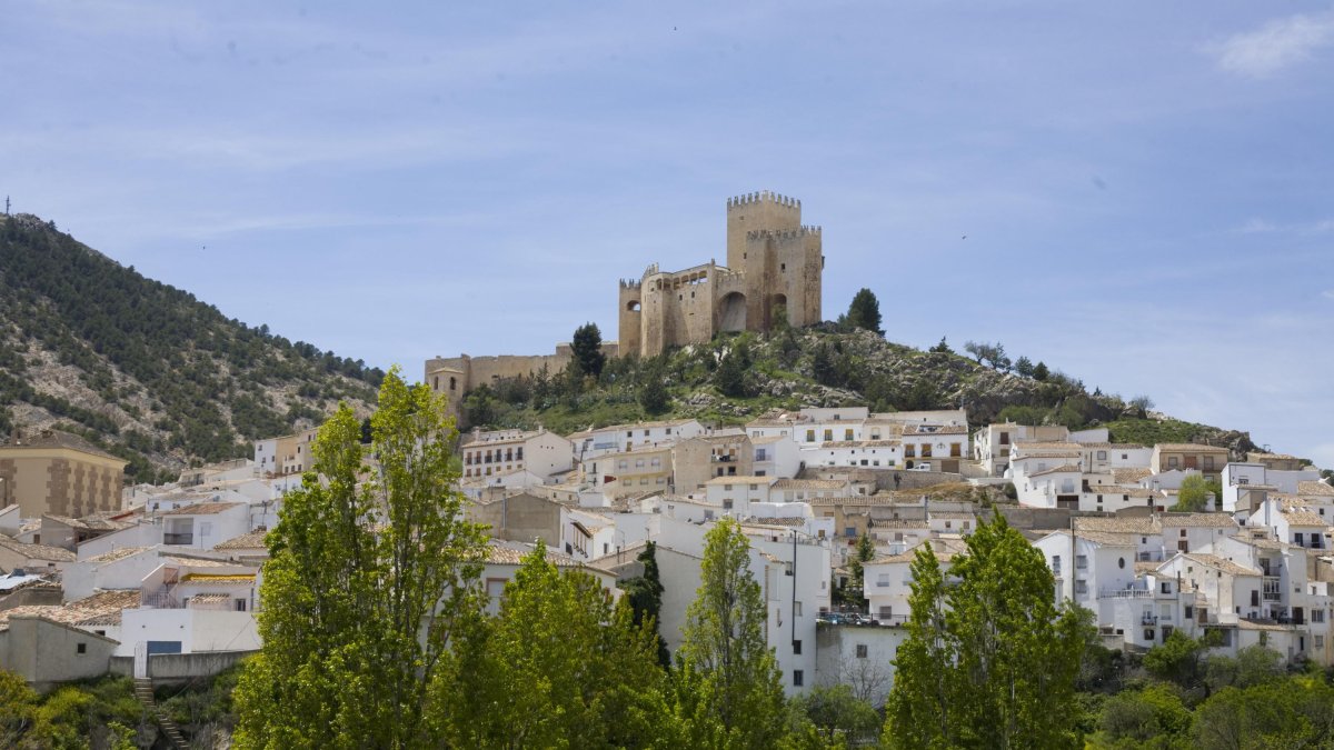 Una estampa de ensueño con el Castillo de los Vélez y el pueblo de Vélez Blanco en sus faldas.