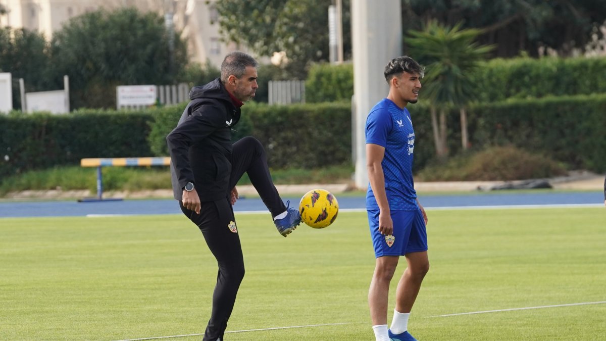 Garitano en primer plano con Rachad detrás en el entrenamiento en el Anexo.