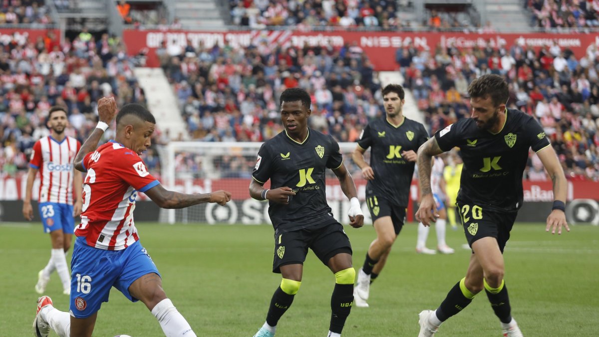 El Girona remontó con facilidad los dos primeros goles del Almería con Leo Baptistao de protagonista.