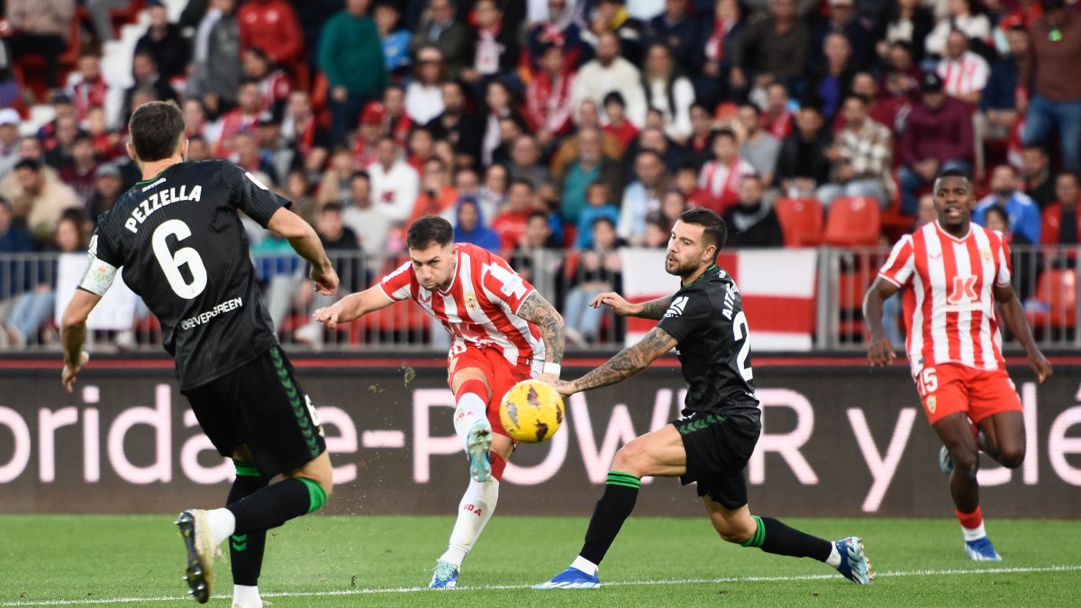 El extremo rojiblanco ha lanzado varios mensajes con autocrítica antes de recibir al Girona.