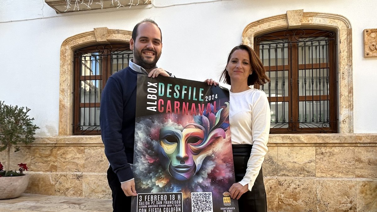 El concejal de cultura, Juan Domingo Navarro y la alcaldesa, María del Mar Alfonso presentan el cartel anunciador.