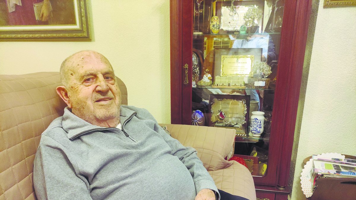 Bernabé Navarro posa para LA VOZ en el salón de su casa al lado de una vitrina cargada de inolvidables recuerdos.