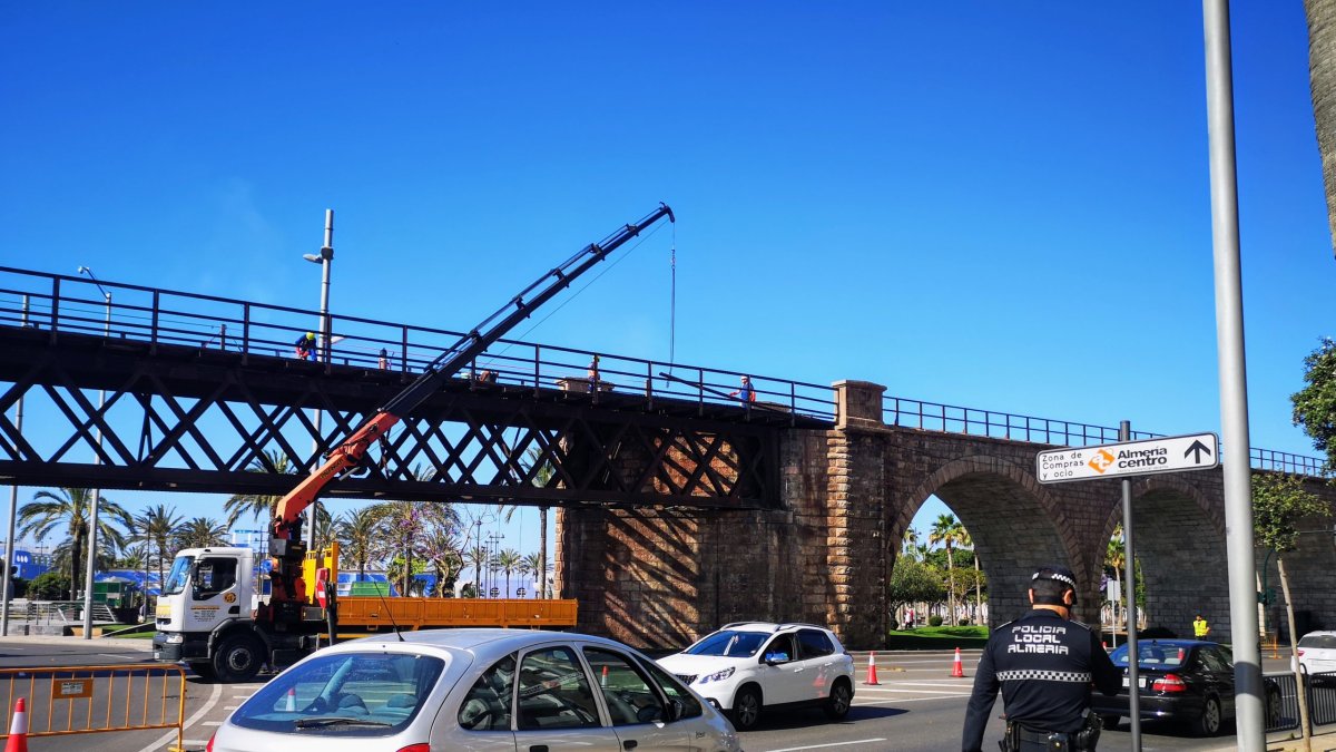 Circulación de vehículos en la zona de Las Almadrabillas de Almería.