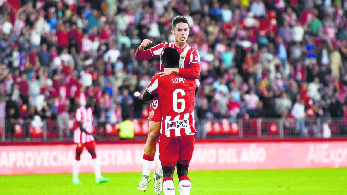 Arribas celebra con Lopy su gol al equipo donostiarra el 11 de noviembre.