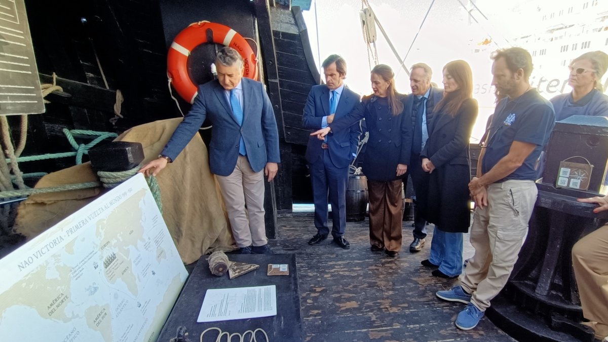 Antonio Sanz, José Fernández, Aránzazu Martín, Javier Arroyo y Rosario Soto durante la visita de este viernes a la Nao Victoria.