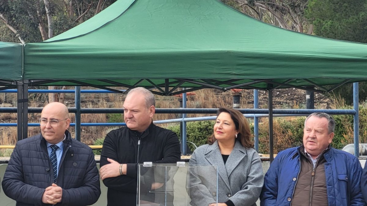El alcalde de Cuevas del Almanzora acompaña a la consejera Carmen Crespo en la colocación de la primera piedra en la potabilizadora.