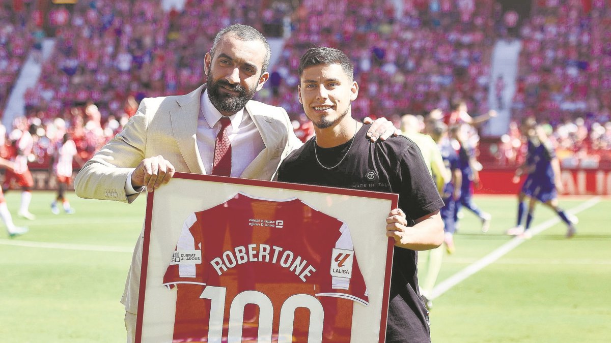 El Assy en una de sus pocas apariciones públicas esta temporada entregando una camiseta a Lucas Robertone.