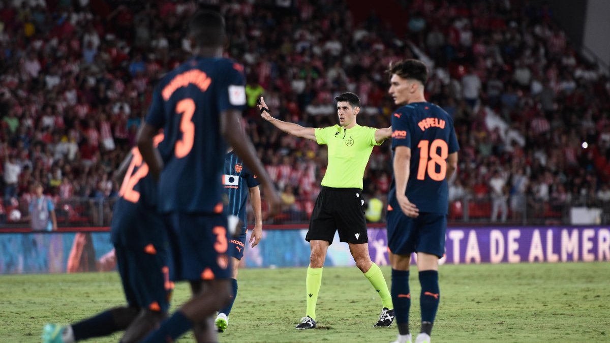 Busquets Ferrer en la visita al Mediterráneo en el partido Almería-Valencia.