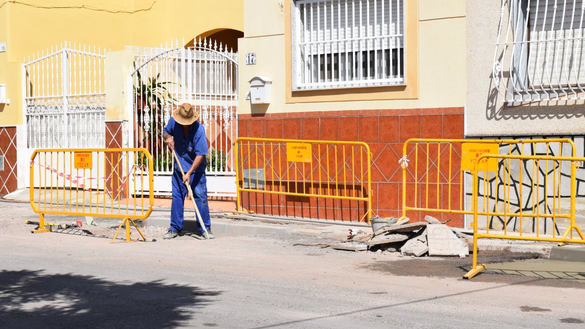 Un operario en las calles de Vícar.