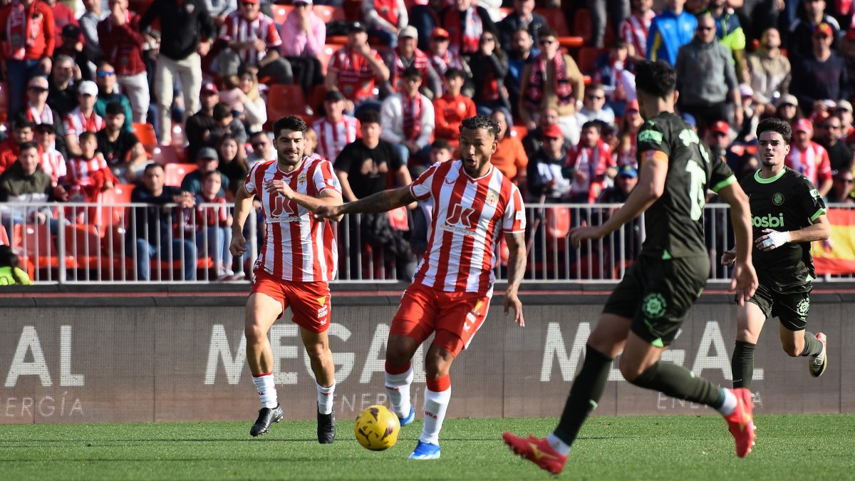 Luis Suárez reapareció después de tres meses y medio de baja y se llevó una gran ovación por parte de los aficionados rojiblancos.