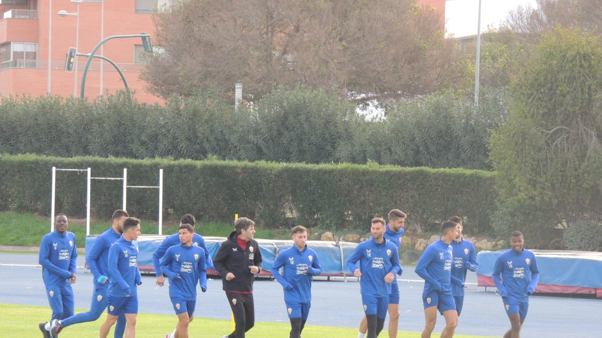Los titulares del Almeria en la primera parte del entrenamiento.