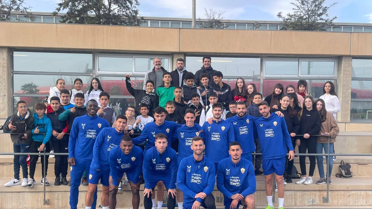 Foto de familia del CEIP La Venta del Viso con los jugadores del Almería en el campo Anexo.