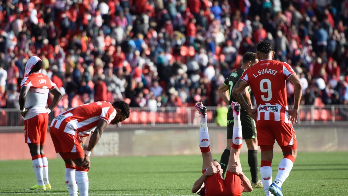 La imagen del Almería después del partido ante el Girona, donde hizo todo para ganar.
