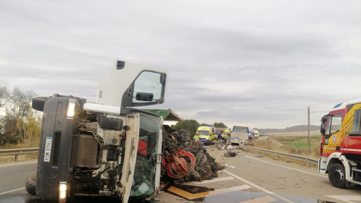 Una persona fallecida y 13 heridas al volcar un camión con trabajadores de Pulpí.