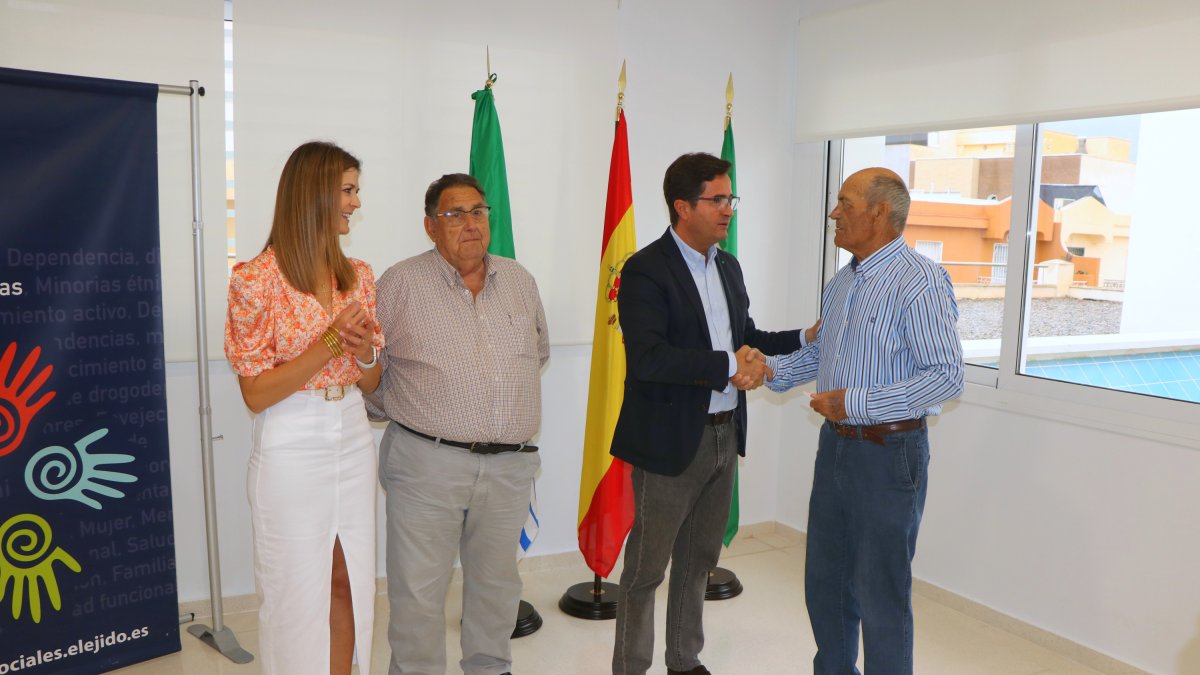 El alcalde de El Ejido y la edil de Servicios Sociales haciendo entrega de las subvenciones.