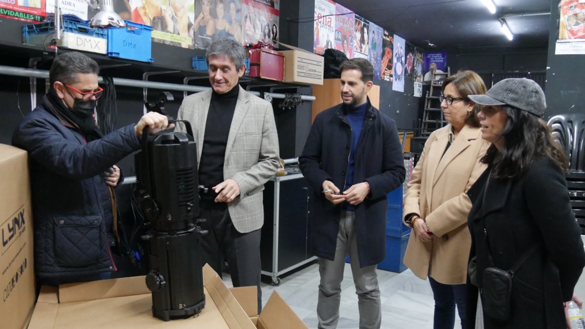 Alcalde y concejales de Adra comprobando la instalación de nuevos equipos.