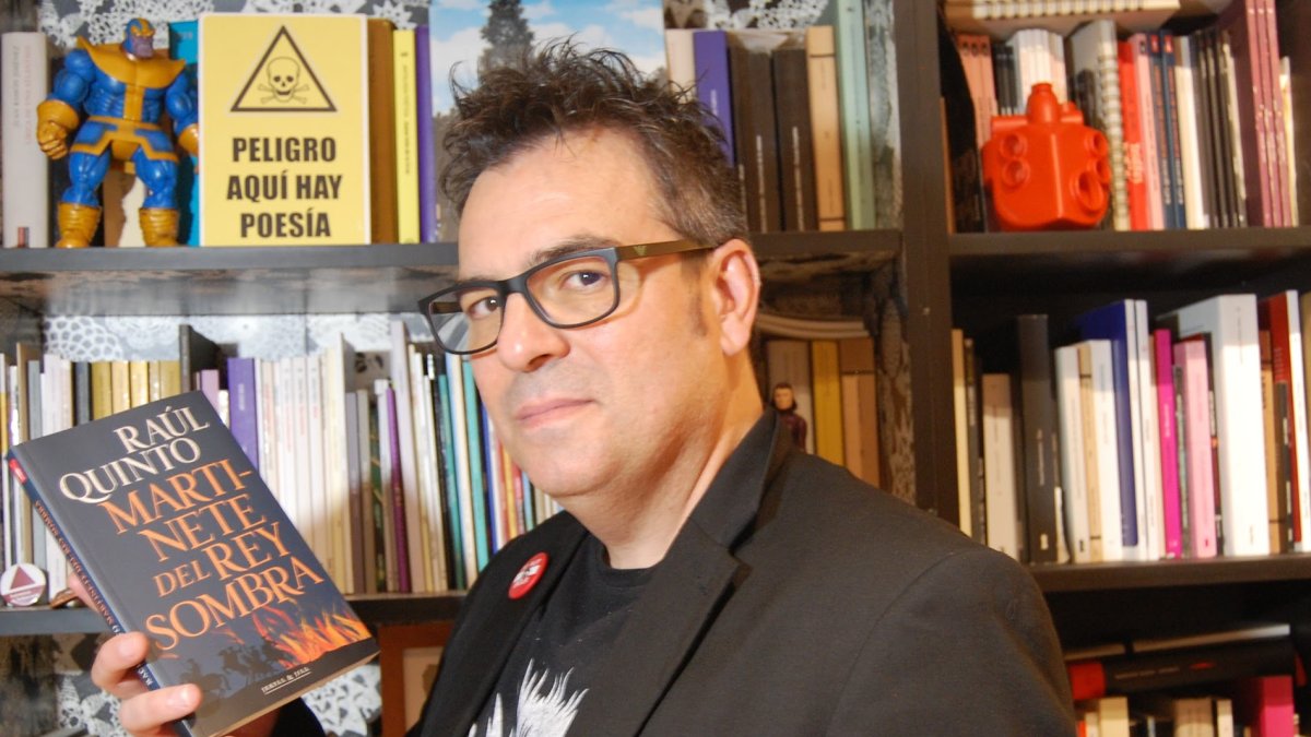 Raúl Quinto, con su premiada obra.