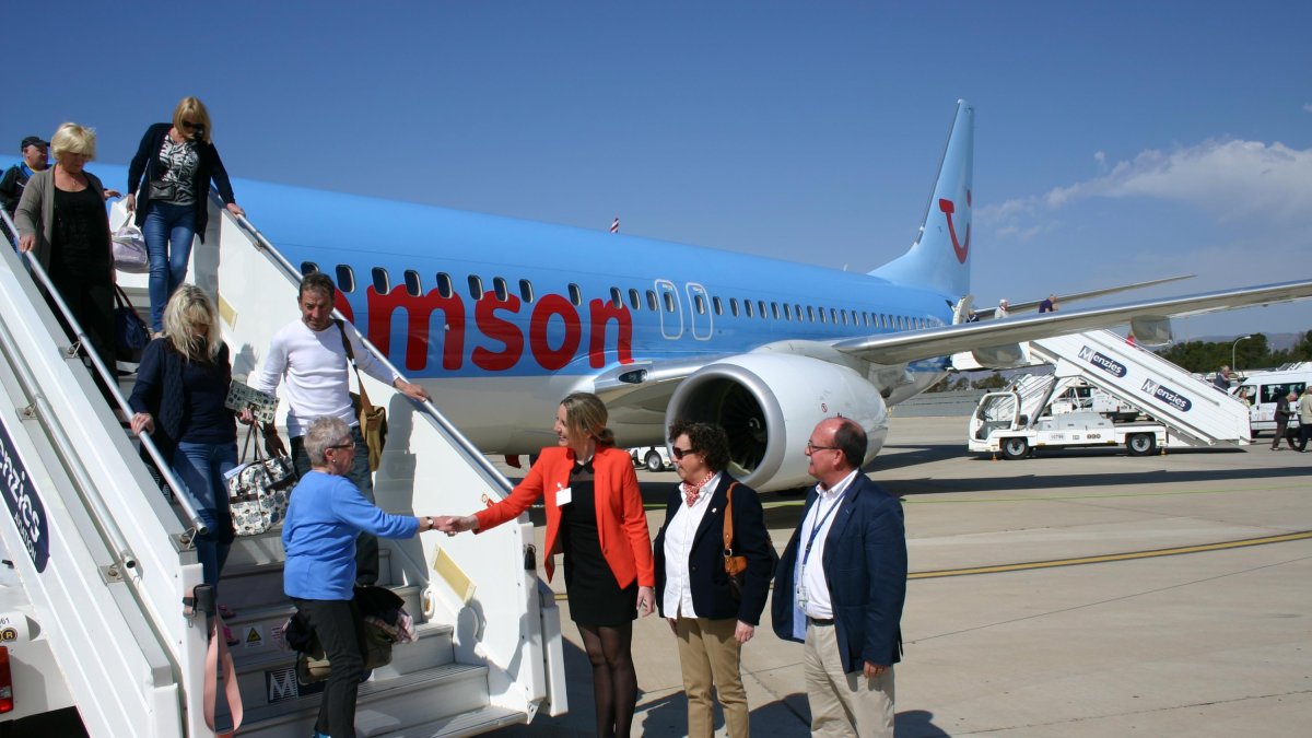 Un vuelo internacional con pasajeros bajando del avión al llegar a la pista de aterrizaje de Almería.